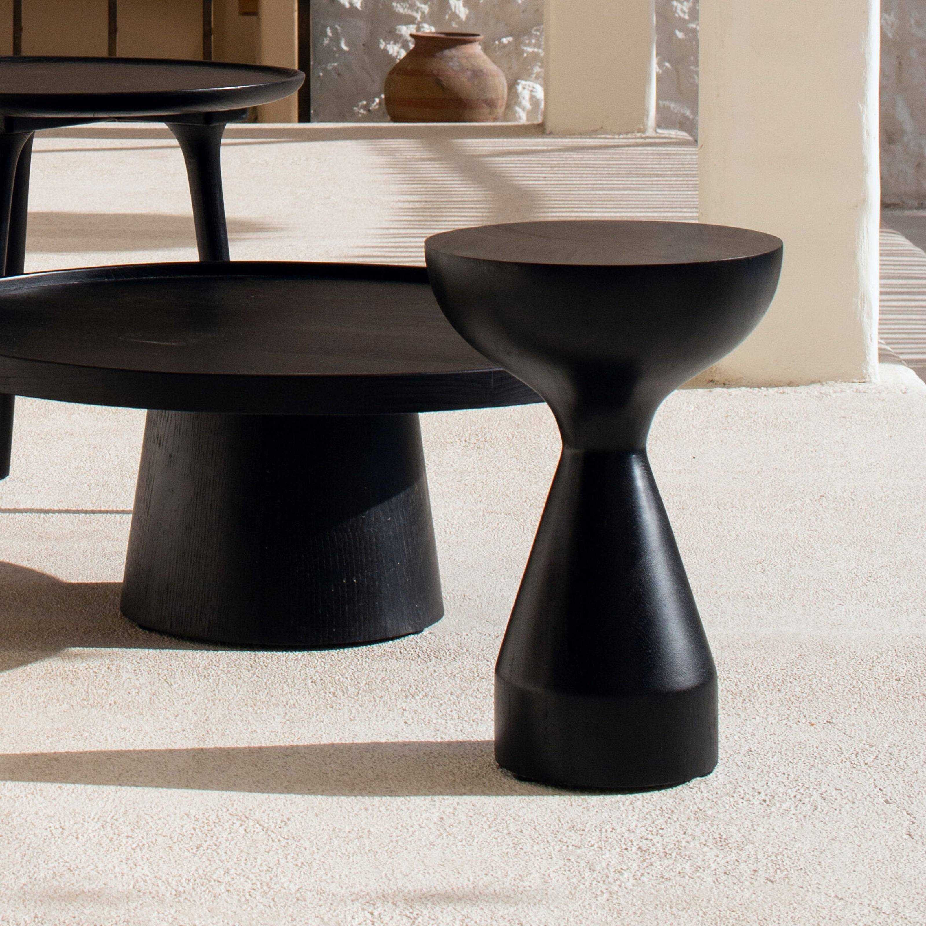 clara side table in black