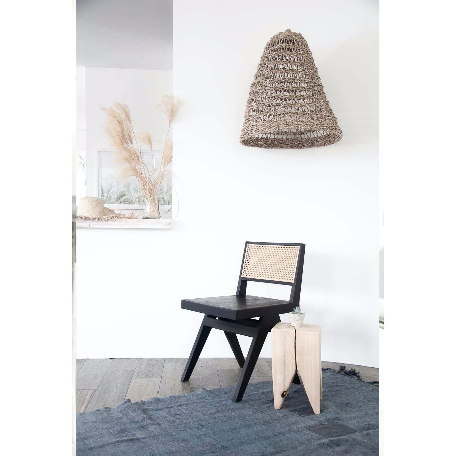 armless isabella in black