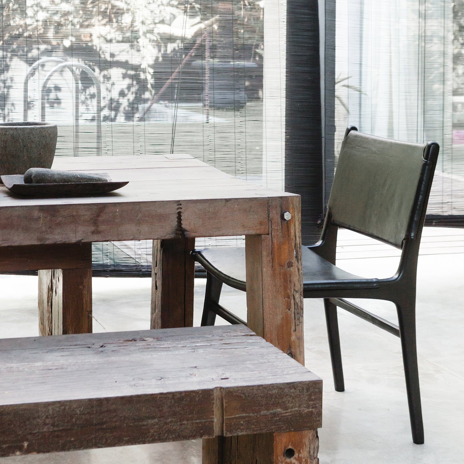 anna in black / black